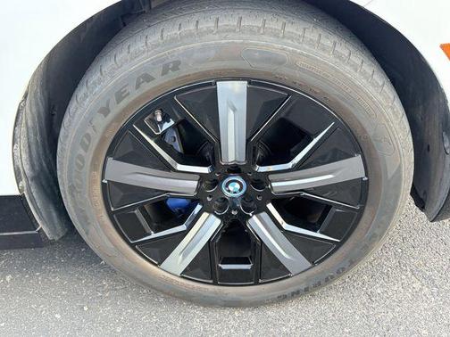 Mineral White Metallic 2024 BMW iX xDrive50