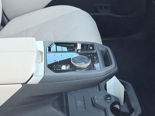 Mineral White Metallic 2024 BMW iX xDrive50