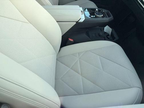 Mineral White Metallic 2024 BMW iX xDrive50