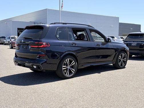 Carbon Black Metallic 2024 BMW X7 xDrive40i