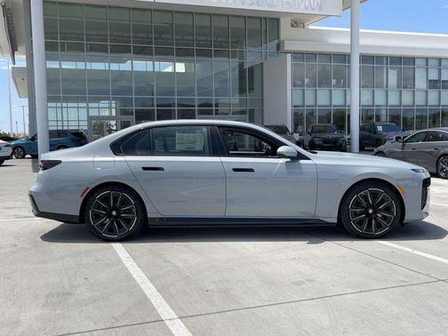 Brooklyn Grey Metallic 2025 BMW i7 xDrive60