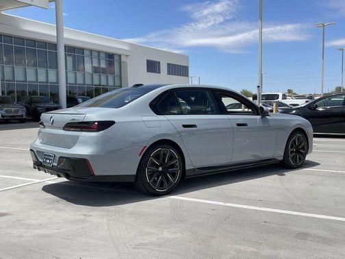Brooklyn Grey Metallic 2025 BMW i7 xDrive60