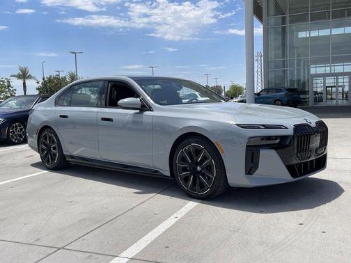 Brooklyn Grey Metallic 2025 BMW i7 xDrive60