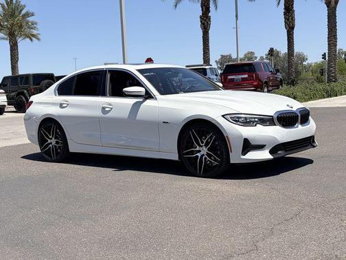 Alpine White 2022 BMW 330e 330e iPerformance