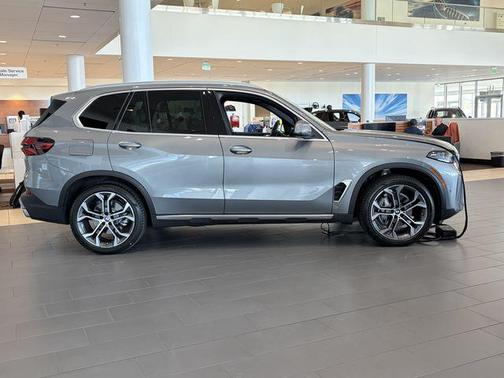 Skyscraper Grey Metallic 2026 BMW X5 xDrive40i