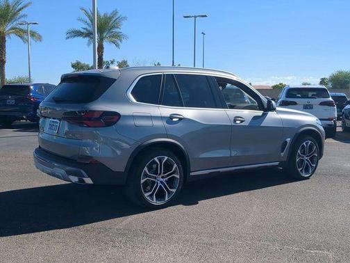 Skyscraper Grey Metallic 2026 BMW X5 xDrive40i