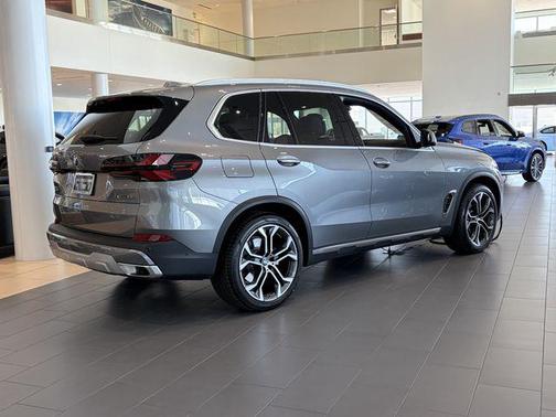 Skyscraper Grey Metallic 2026 BMW X5 xDrive40i