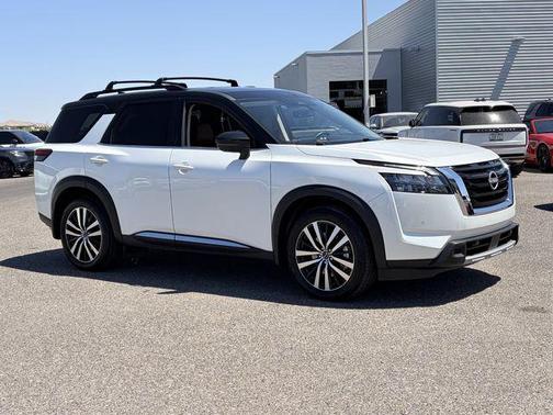 Everest White Pearl Tricoat/Super Black 2025 Nissan Pathfinder Platinum 4WD