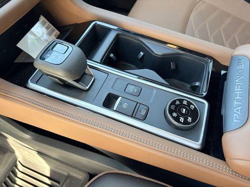 Everest White Pearl Tricoat/Super Black 2025 Nissan Pathfinder Platinum 4WD