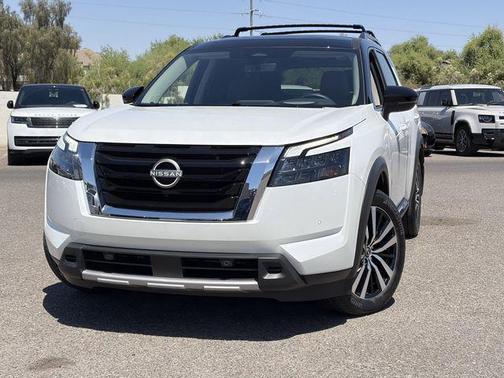 Everest White Pearl Tricoat/Super Black 2025 Nissan Pathfinder Platinum 4WD