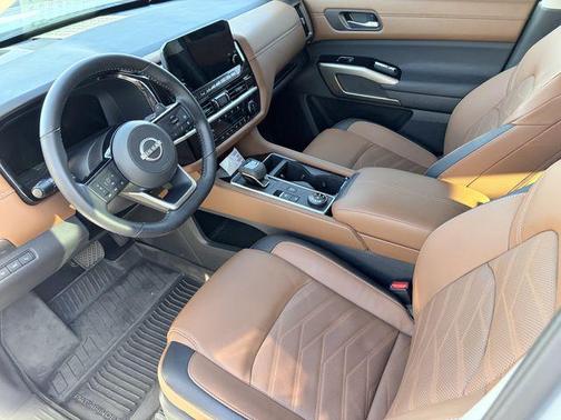 Everest White Pearl Tricoat/Super Black 2025 Nissan Pathfinder Platinum 4WD