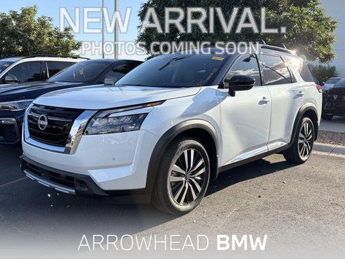 Everest White Pearl Tricoat/Super Black 2025 Nissan Pathfinder Platinum 4WD