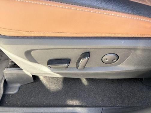 Everest White Pearl Tricoat/Super Black 2025 Nissan Pathfinder Platinum 4WD