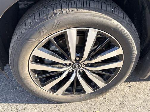 Everest White Pearl Tricoat/Super Black 2025 Nissan Pathfinder Platinum 4WD