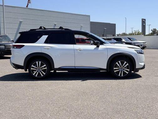Everest White Pearl Tricoat/Super Black 2025 Nissan Pathfinder Platinum 4WD