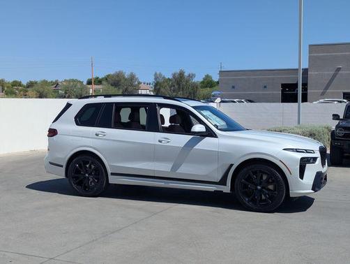 Mineral White Metallic 2027 BMW X7 xDrive40i