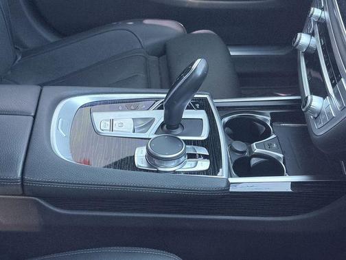 Carbon Black Metallic 2022 BMW 740 i