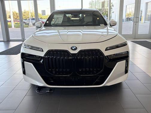 Mineral White Metallic 2026 BMW i7 eDrive50