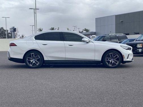 Mineral White Metallic 2025 BMW i5 eDrive40