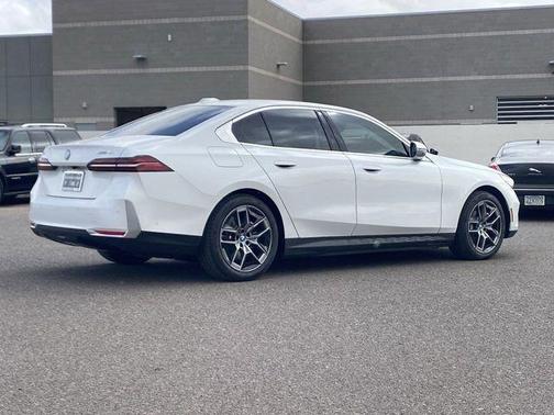 Mineral White Metallic 2025 BMW i5 eDrive40