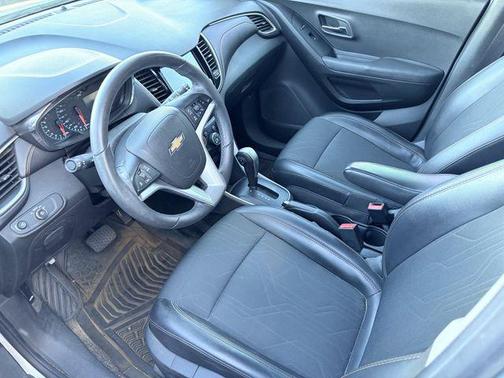 Silver Ice Metallic 2017 Chevrolet Trax LT