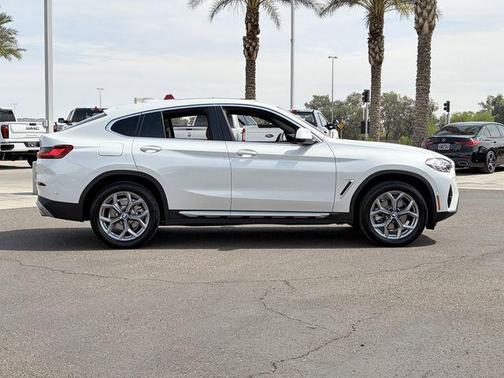 Mineral White Metallic 2025 BMW X4 xDrive30i