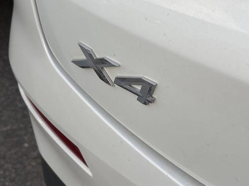 Mineral White Metallic 2025 BMW X4 xDrive30i