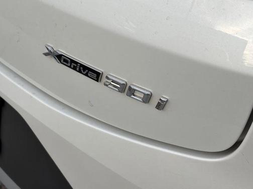 Mineral White Metallic 2025 BMW X4 xDrive30i