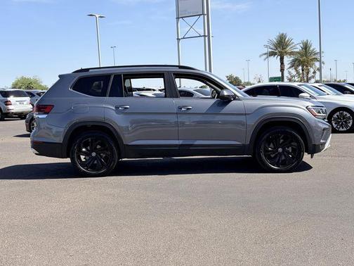 Platinum Gray Metallic 2023 Volkswagen Atlas 3.6L SE w/Technology