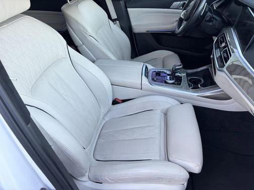 Mineral White Metallic 2021 BMW X7 xDrive40i