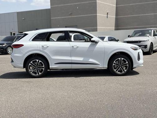 Glacier White Metallic 2025 Audi Q5 Premium Plus TFSI quattro S tronic