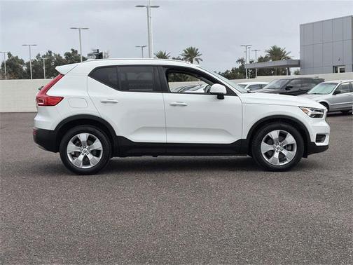 2019 Volvo XC40 T5 Momentum