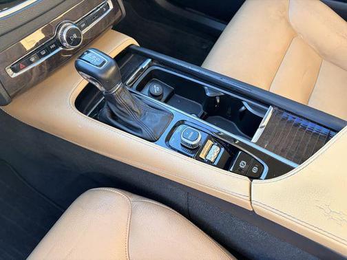 Onyx Black Metallic 2016 Volvo XC90 T6 Momentum