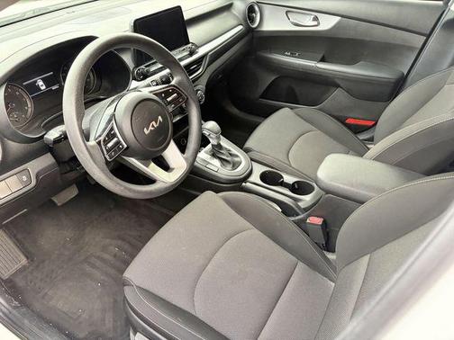 Snow White Pearl 2023 Kia Forte LXS