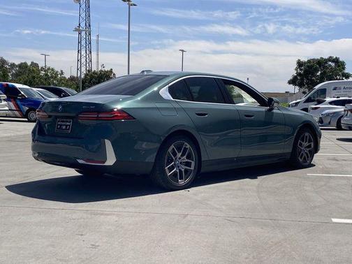 Cape York Green Metallic 2025 BMW i5 eDrive40