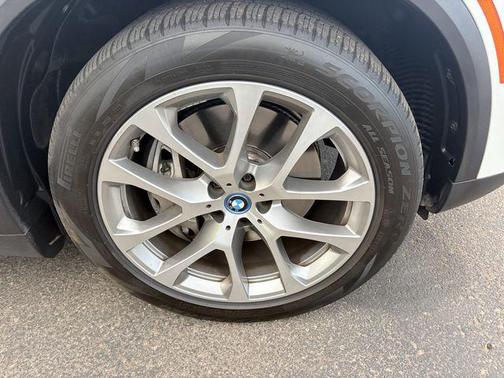 Mineral White Metallic 2023 BMW X5 PHEV xDrive45e