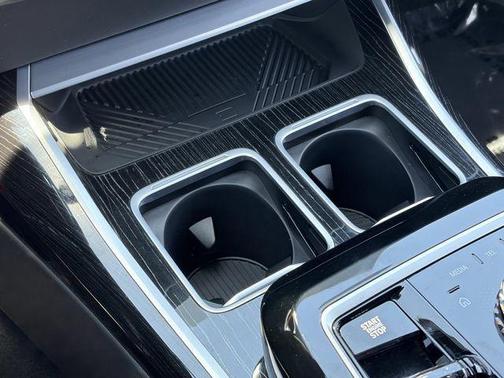 Black Sapphire Metallic 2025 BMW 750e i xDrive