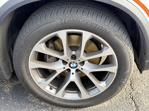 Mineral White Metallic 2024 BMW X5 sDrive40i
