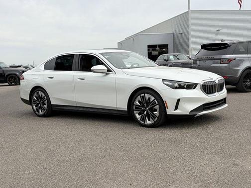 Mineral White Metallic 2025 BMW 530 xDrive