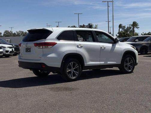 2019 Toyota Highlander LE