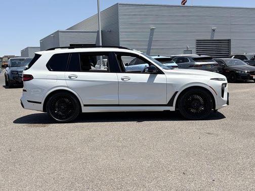 Mineral White Metallic 2024 BMW X7 M60i