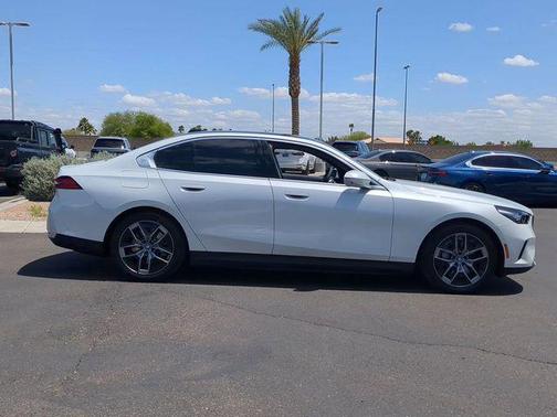 Mineral White Metallic 2025 BMW i5 eDrive40