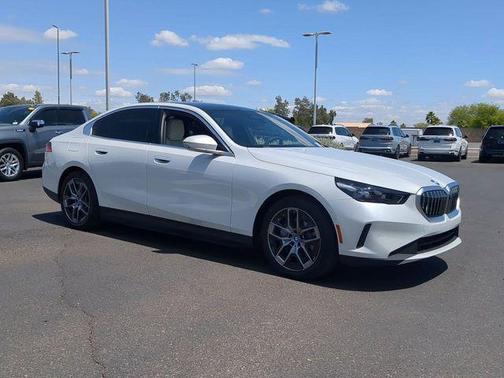 Mineral White Metallic 2025 BMW i5 eDrive40