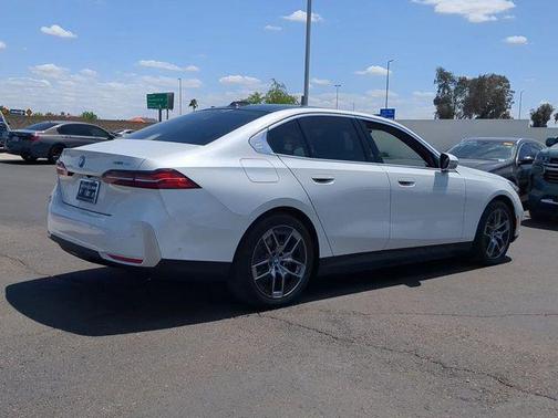 Mineral White Metallic 2025 BMW i5 eDrive40