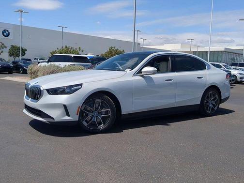 Mineral White Metallic 2025 BMW i5 eDrive40