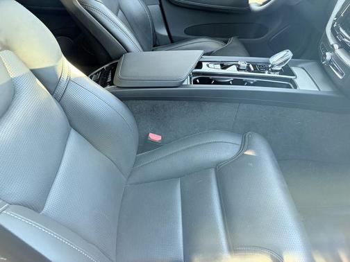 Bright Dusk Metallic 2025 Volvo XC60 B5 Ultra