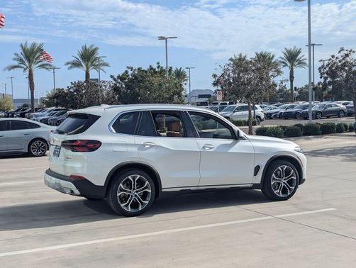 Mineral White Metallic 2026 BMW X5 xDrive40i