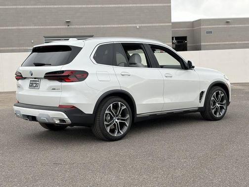 Mineral White Metallic 2026 BMW X5 xDrive40i