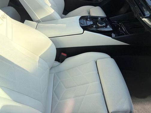 Carbon Black Metallic 2025 BMW i5 eDrive40