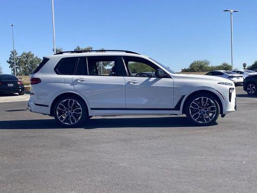 2025 BMW X7 M60i